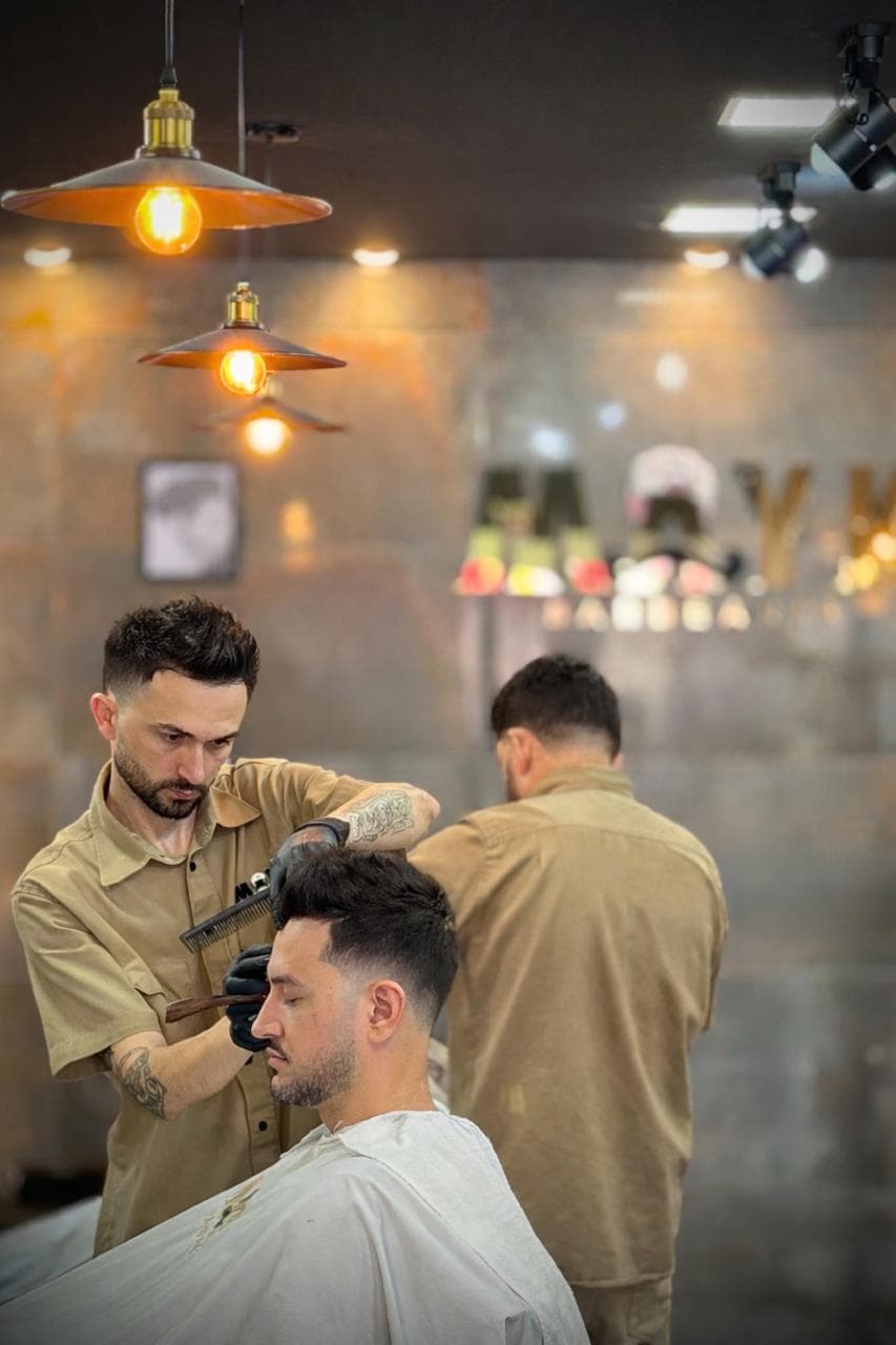 Equipe qualificada da Mayk Barbearia trabalhando com excelência